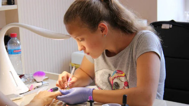 Інтенсивний курс, з програмою покриттям під кутикулу і вирівнюванням нігтьової пластини, створенням ідеальних відблисків)